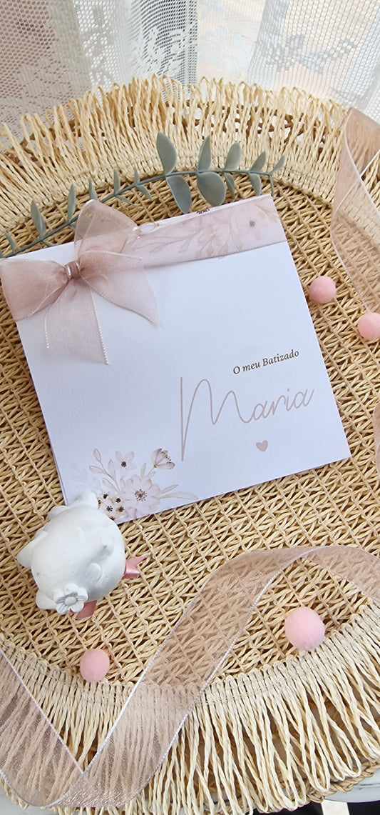 Convite de Batizado quadrado "Simplesmente Maria", com floral delicado branco, pérola e rosa nude