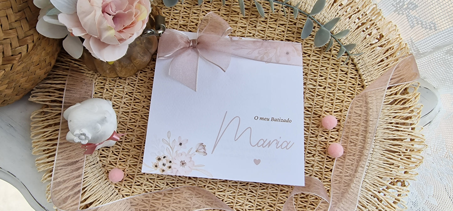 Convite de Batizado quadrado "Simplesmente Maria", com floral delicado branco, pérola e rosa nude