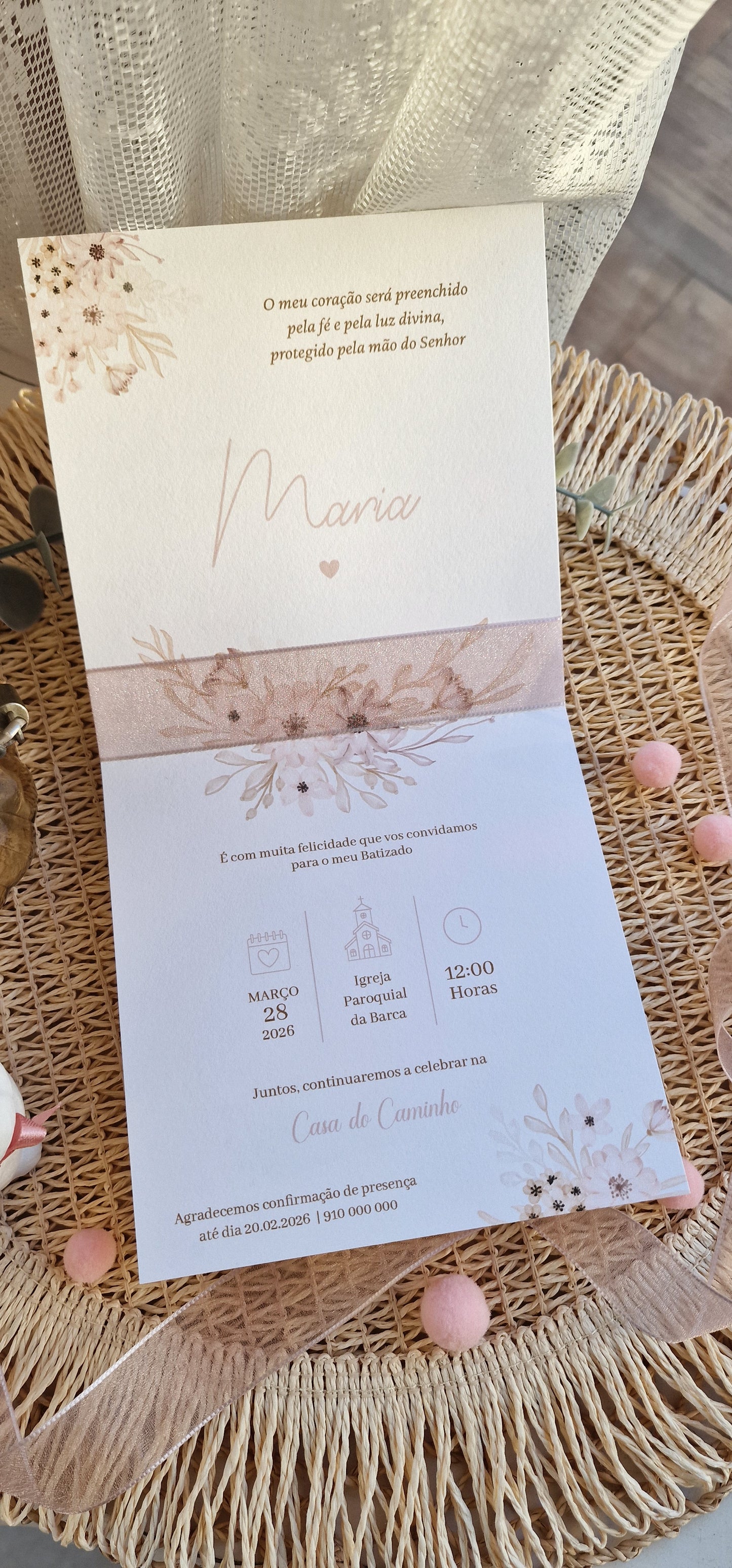 Convite de Batizado quadrado "Simplesmente Maria", com floral delicado branco, pérola e rosa nude