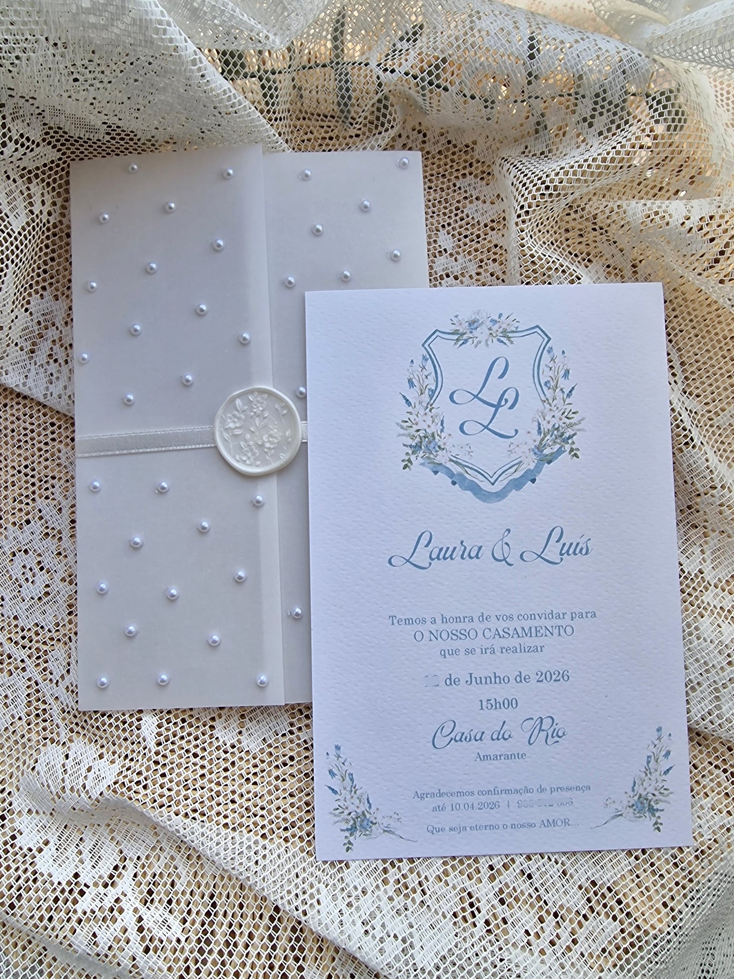 Convite de casamento monograma elegante com floral azul Laura & Luís