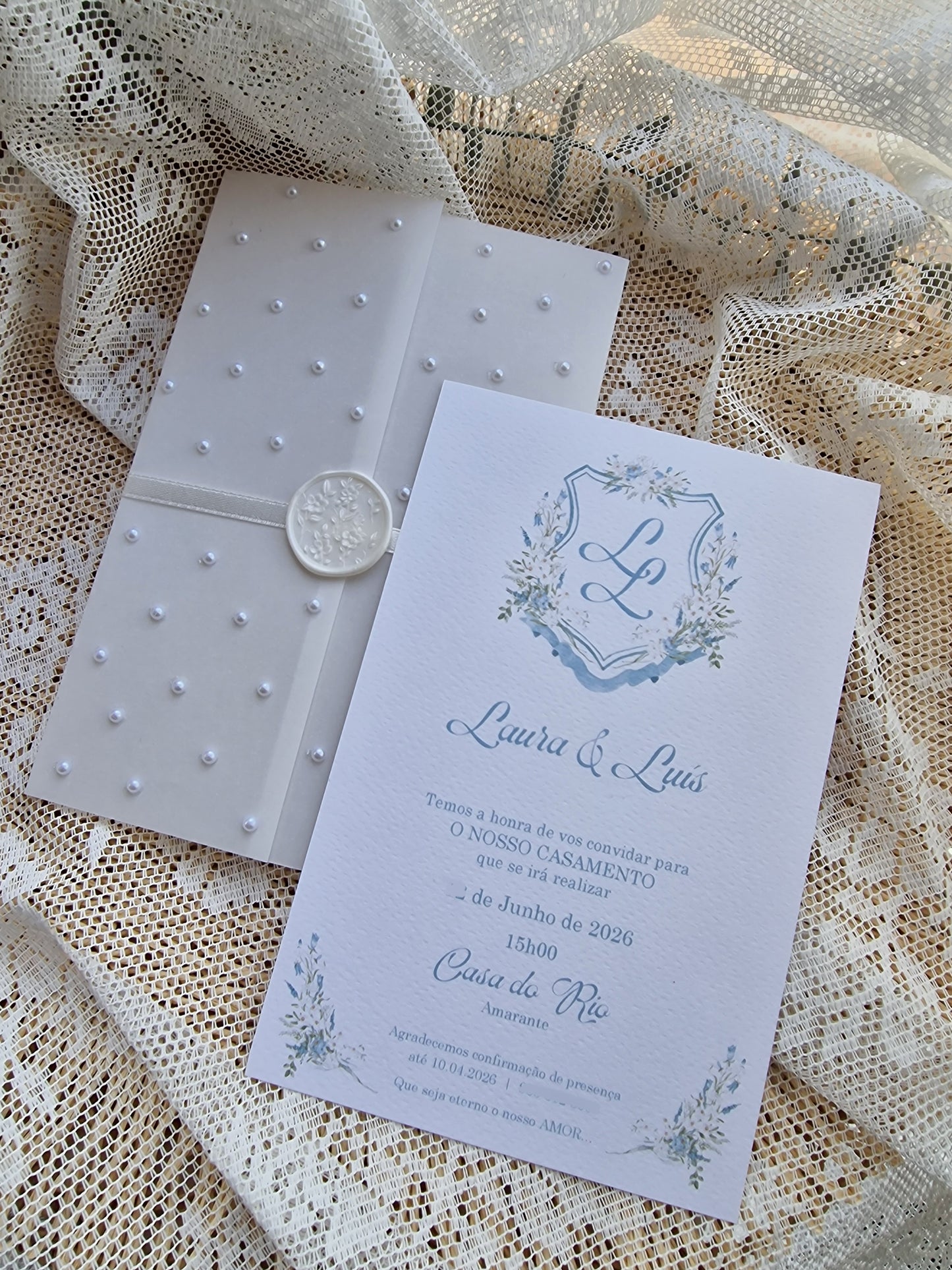 Convite de casamento monograma elegante com floral azul Laura & Luís