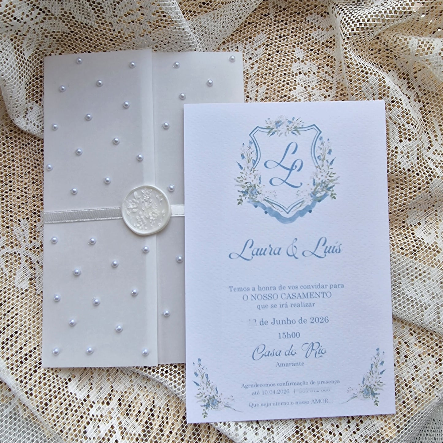 Convite de casamento monograma elegante com floral azul Laura & Luís