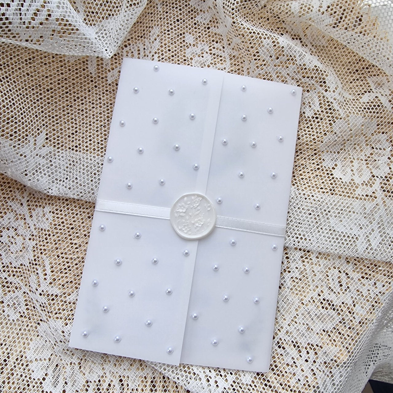 Convite de casamento monograma elegante com floral azul Laura & Luís