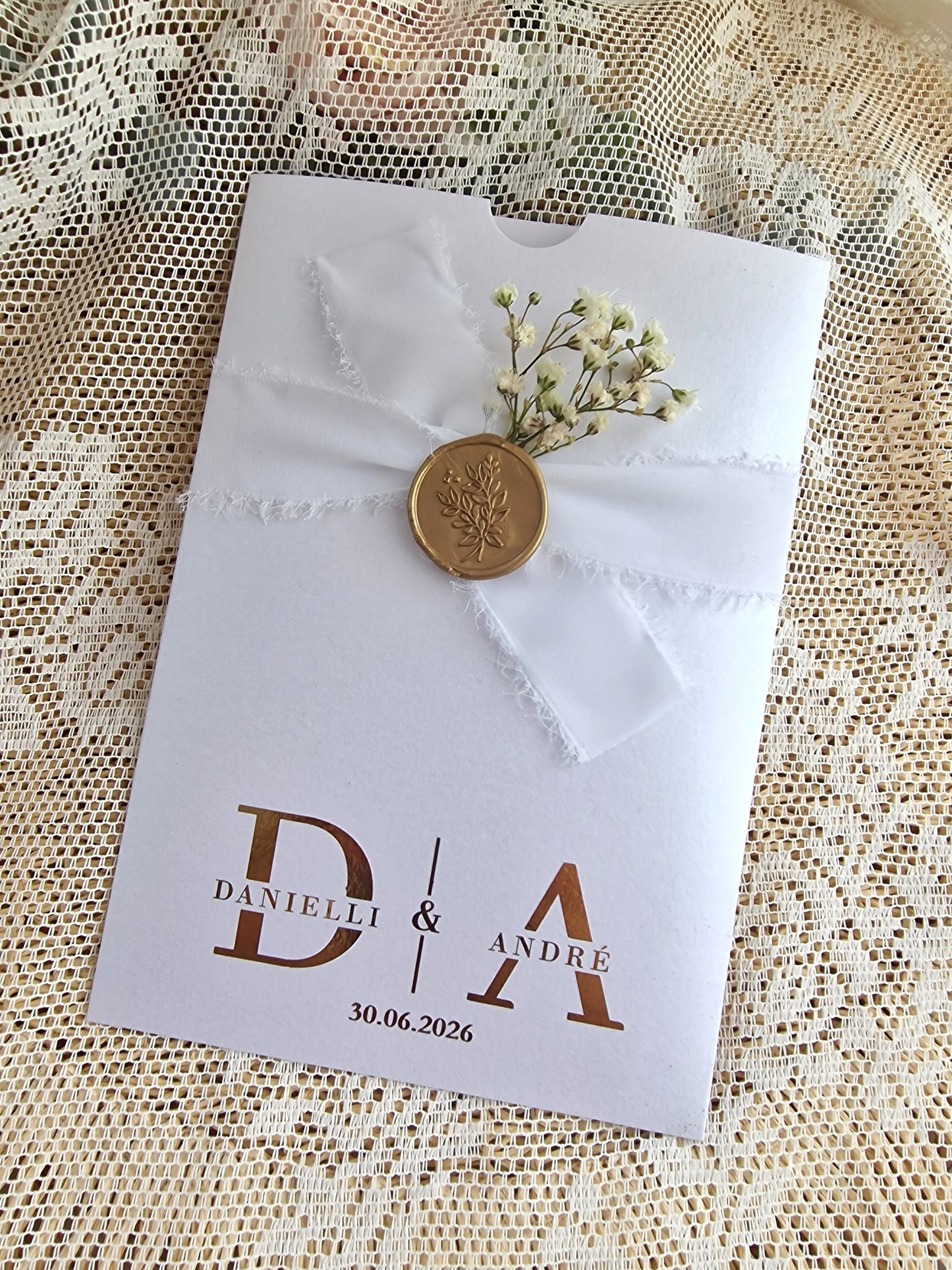 Convite de casamento iniciais D&A em foil dourado, flores, fita e lacre