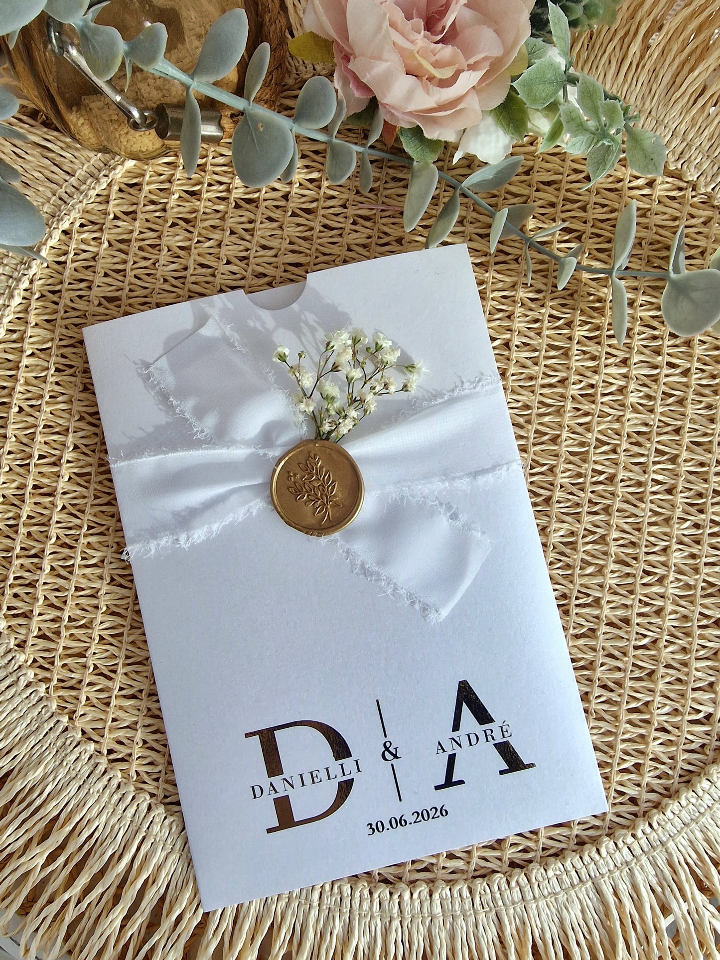 Convite de casamento iniciais D&A em foil dourado, flores, fita e lacre