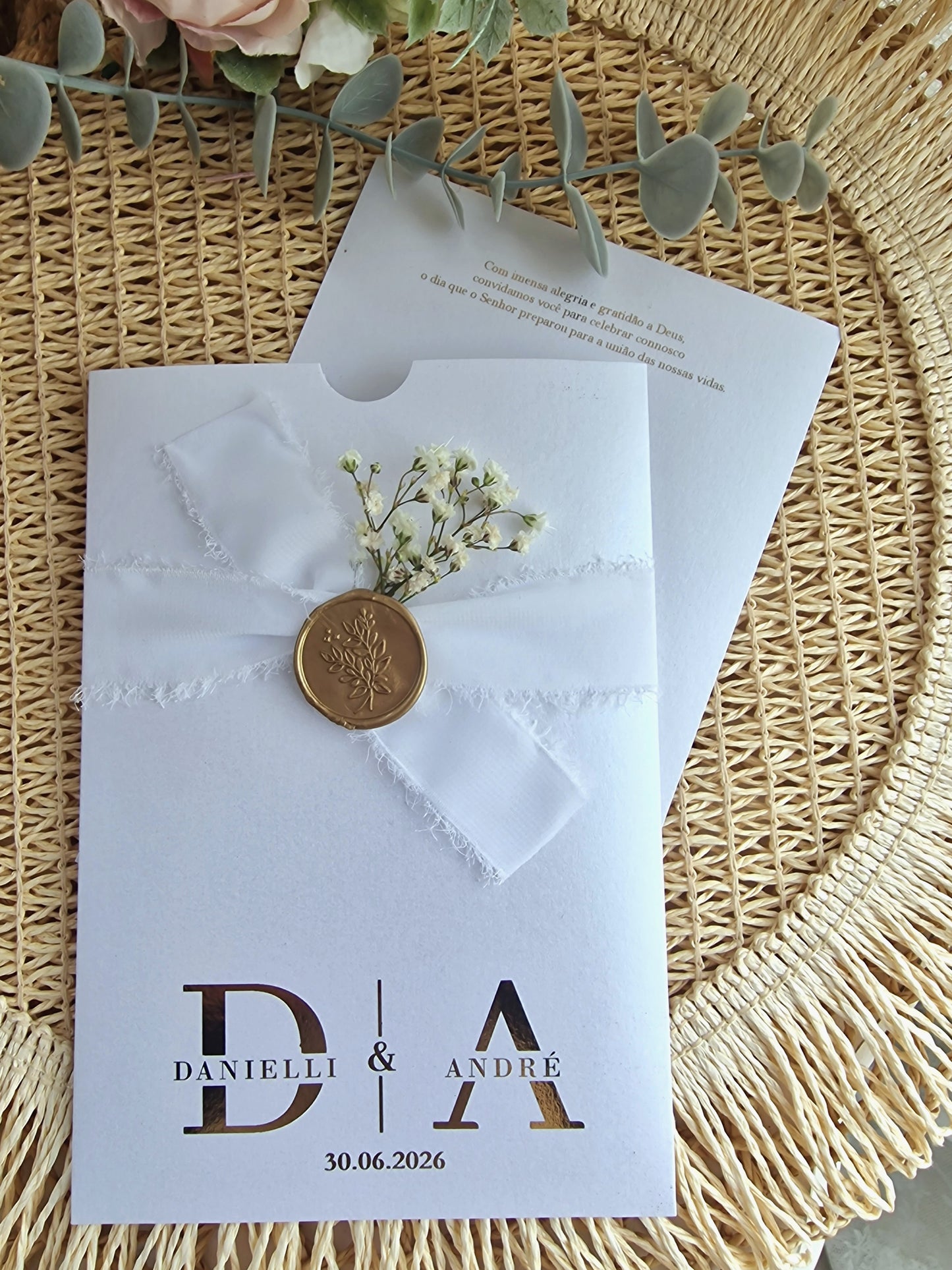 Convite de casamento iniciais D&A em foil dourado, flores, fita e lacre