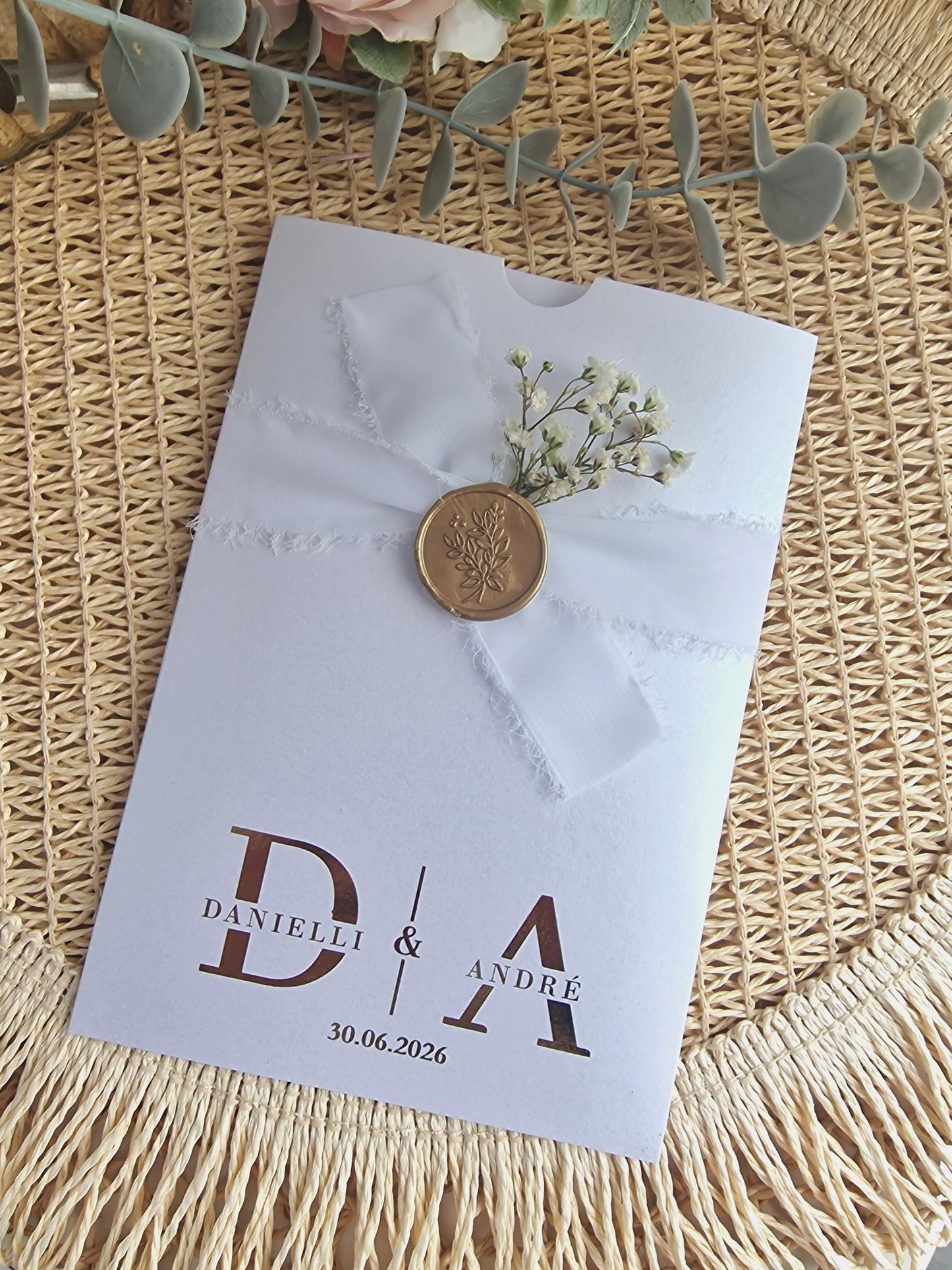 Convite de casamento iniciais D&A em foil dourado, flores, fita e lacre