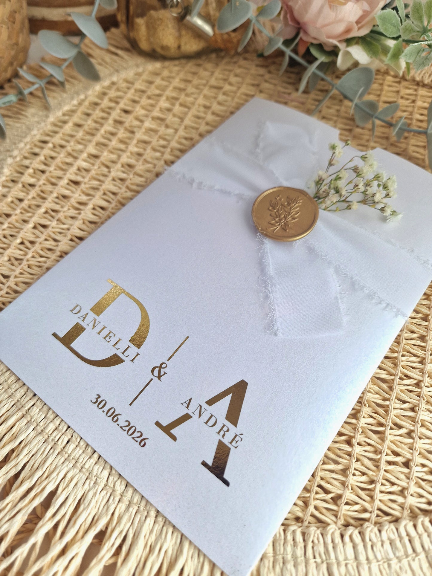 Convite de casamento iniciais D&A em foil dourado, flores, fita e lacre