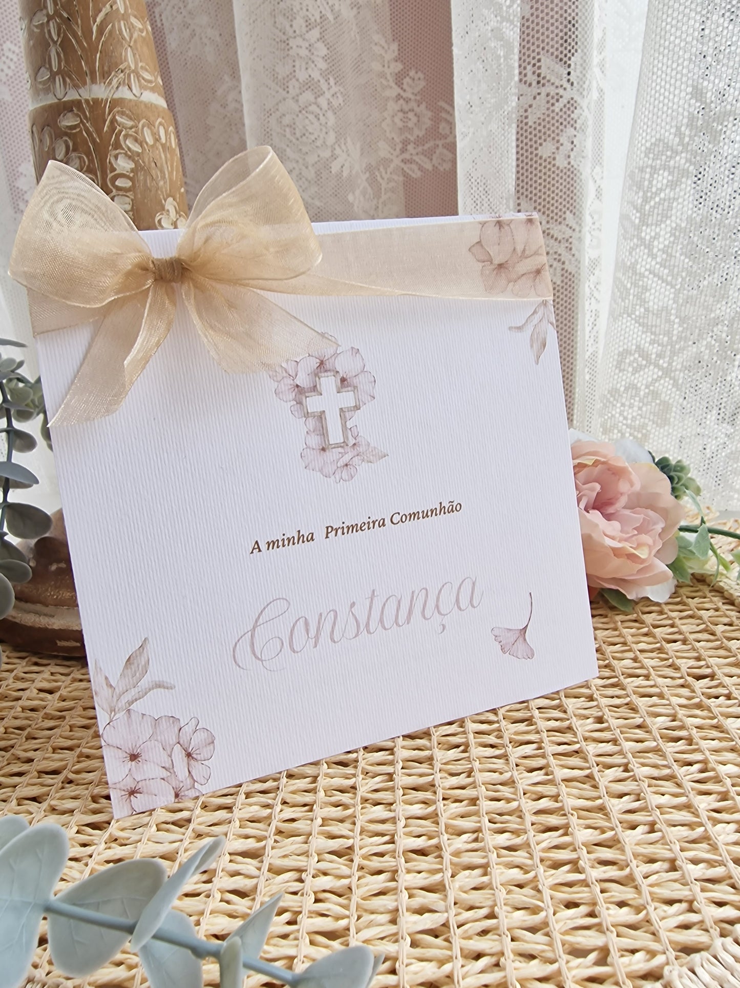 Convite de 1ª comunhão personalizado da Constança, tons nude