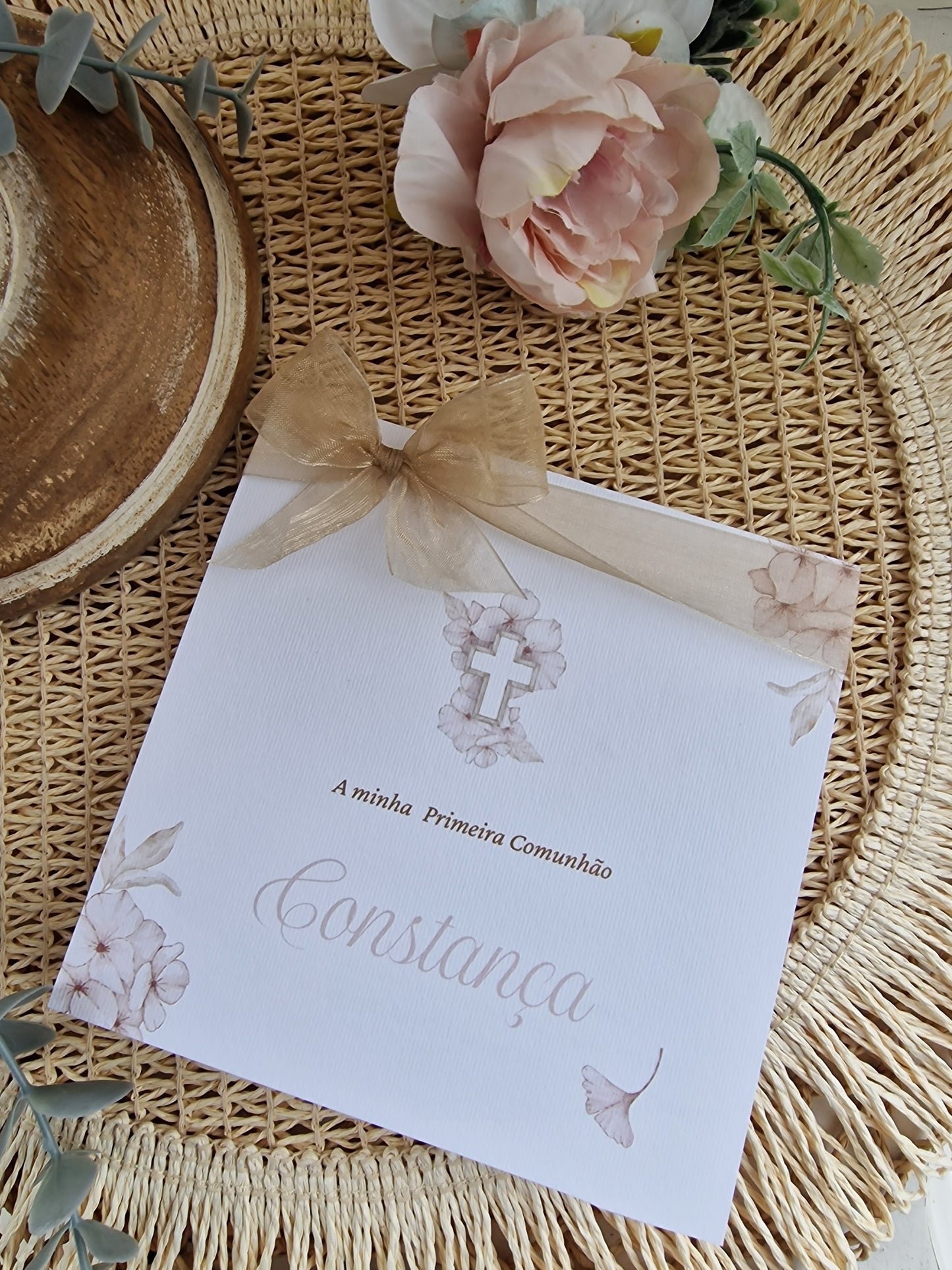 Convite de 1ª comunhão personalizado da Constança, tons nude