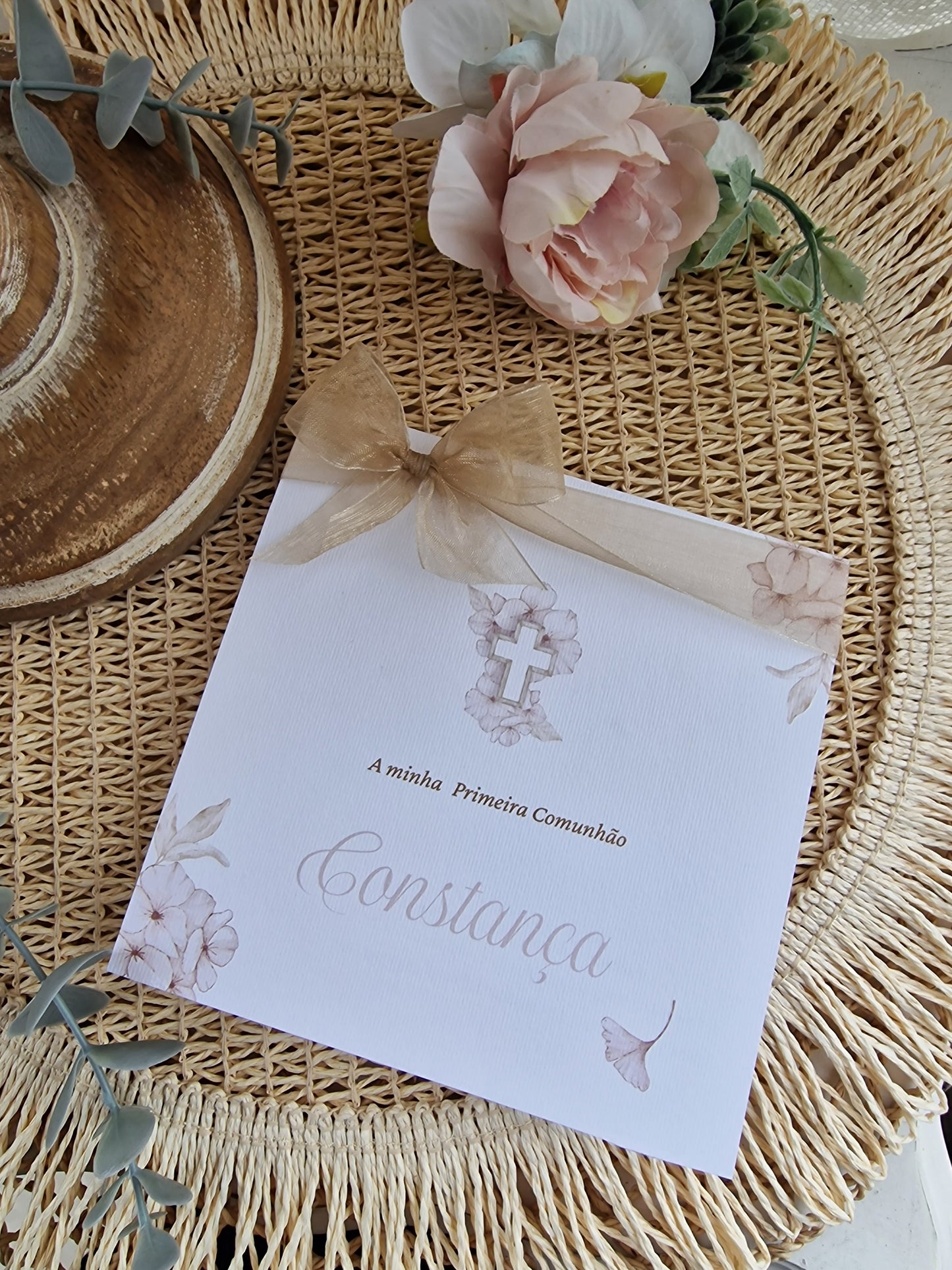 Convite de 1ª comunhão personalizado da Constança, tons nude