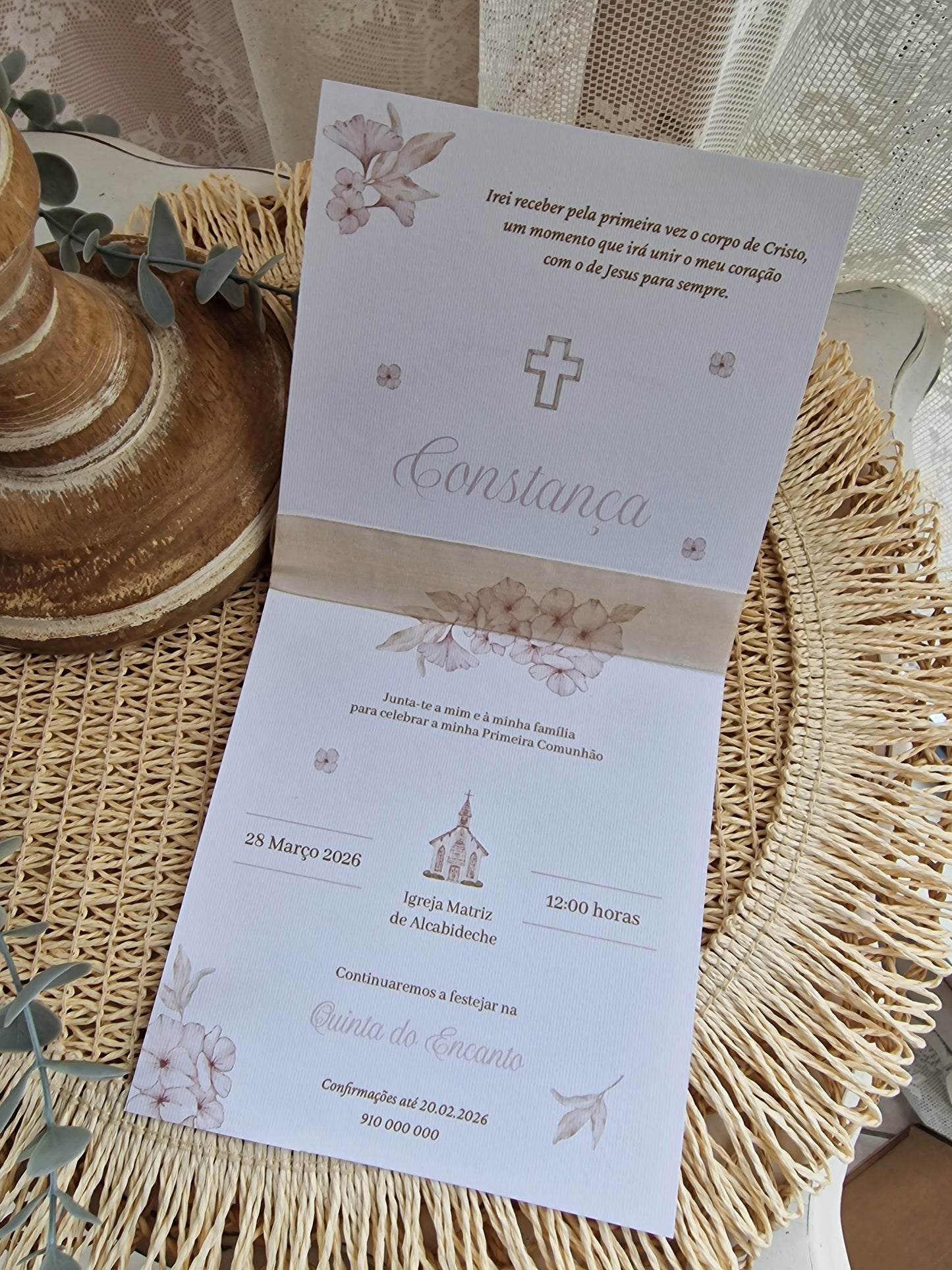 Convite de 1ª comunhão personalizado da Constança, tons nude