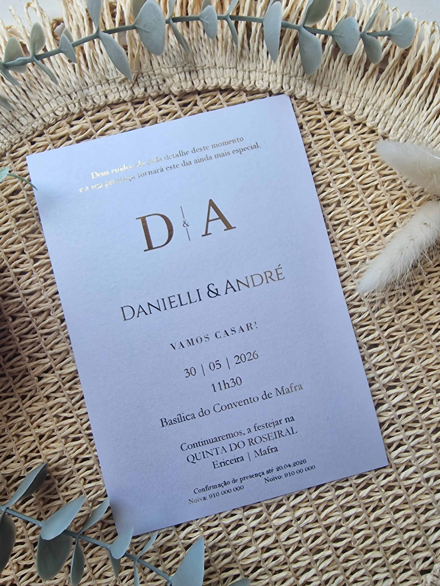 Convite de casamento iniciais D&A em foil dourado, flores, fita e lacre