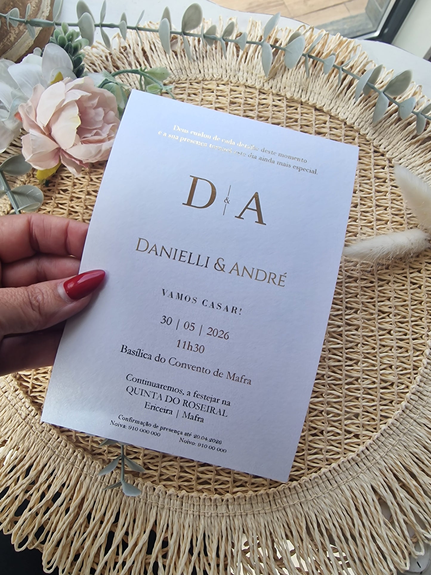 Convite de casamento iniciais D&A em foil dourado, flores, fita e lacre