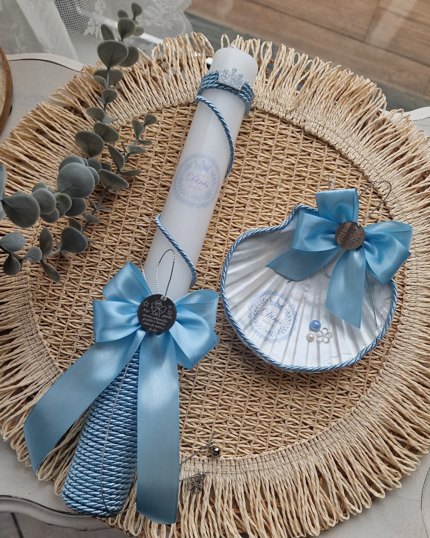Bougie et coquillage de baptême