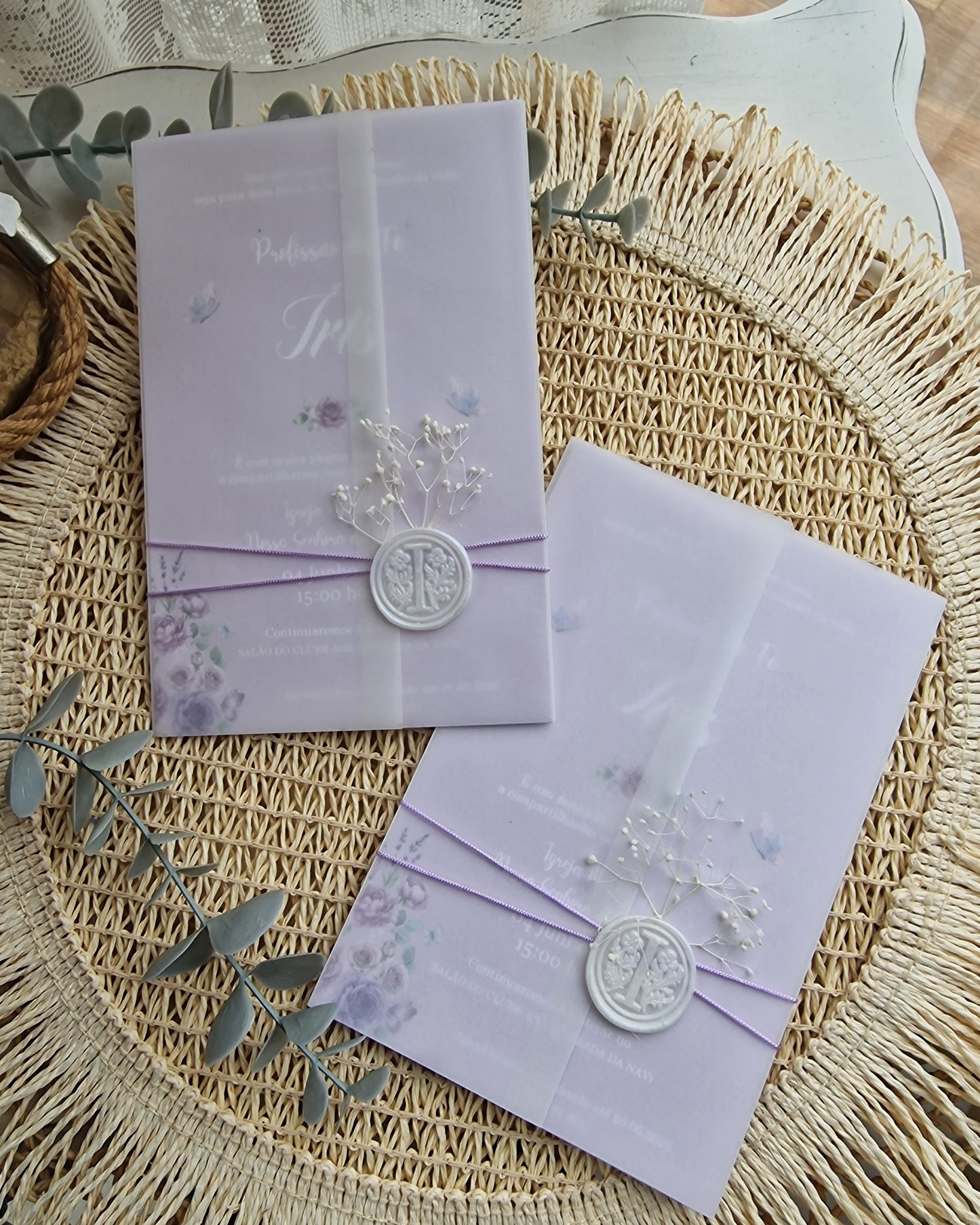 Convite de profissão de fé da Íris floral lilás com borboletas
