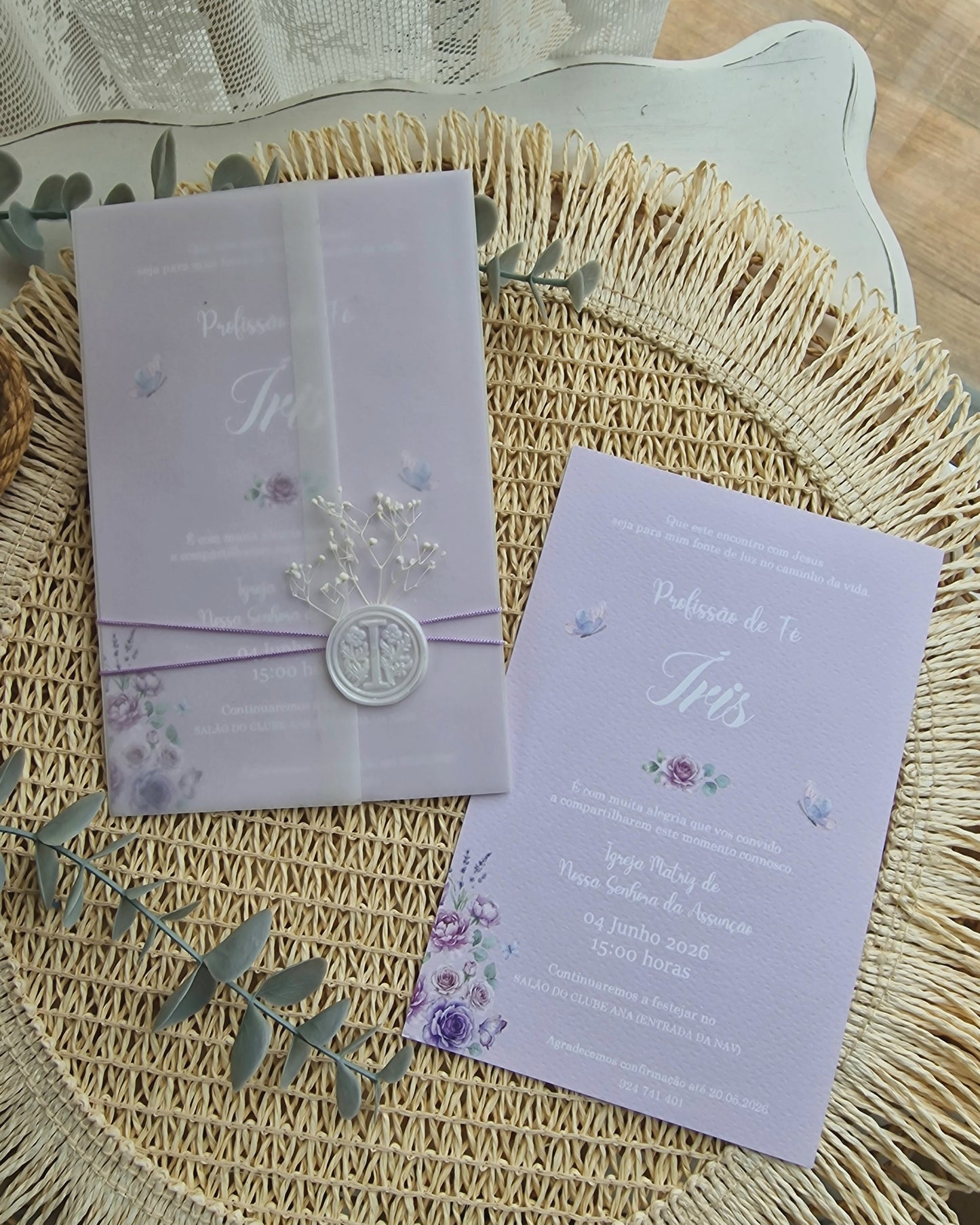 Convite de profissão de fé da Íris floral lilás com borboletas
