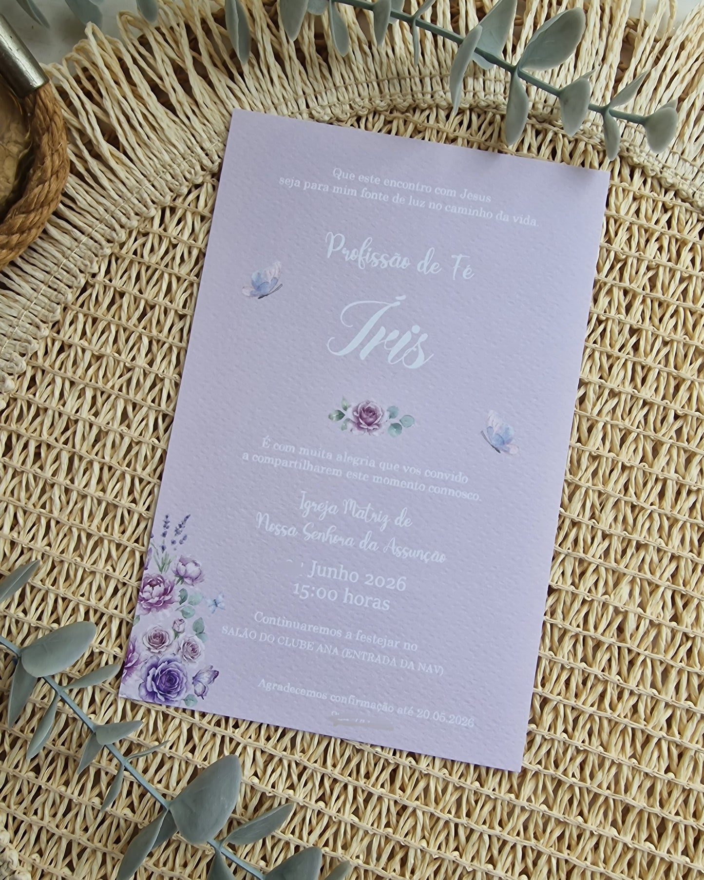 Convite de profissão de fé da Íris floral lilás com borboletas