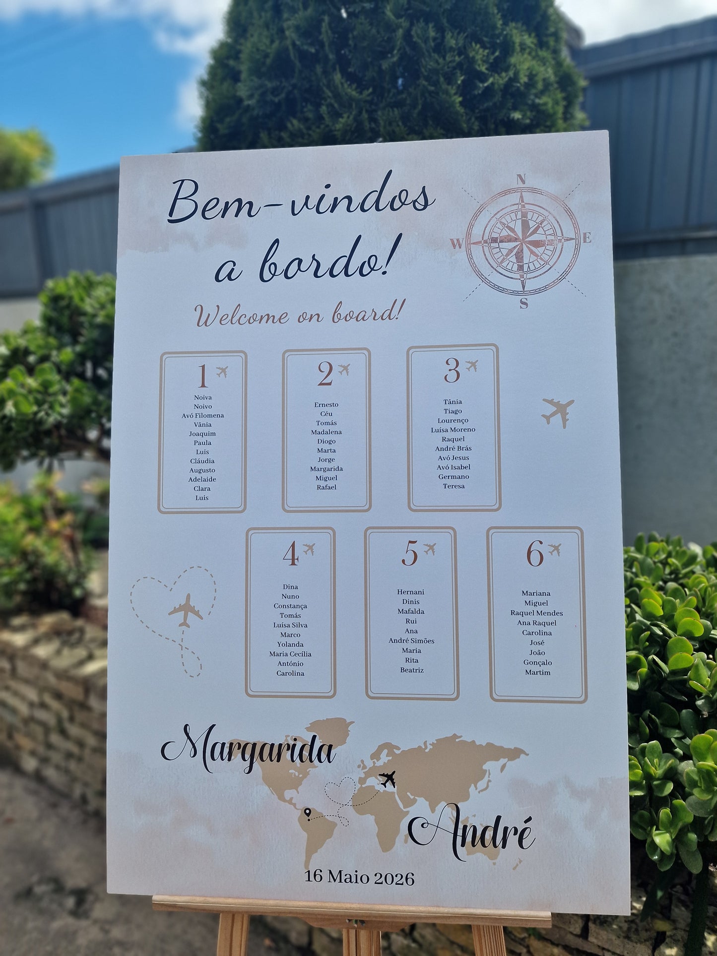 Placa organizadora para convidados viagens bege