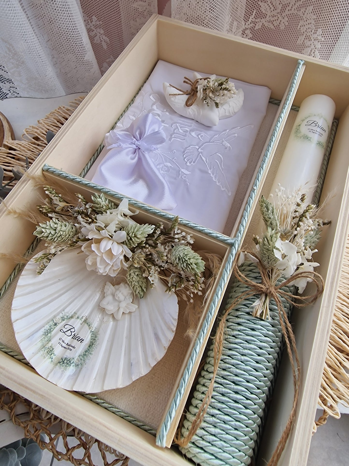 Conjunto de batismo caixa premium "Rosas brancas do Brian"