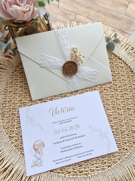 Convite de batizado Vitória, envelope tons nude com anjinho