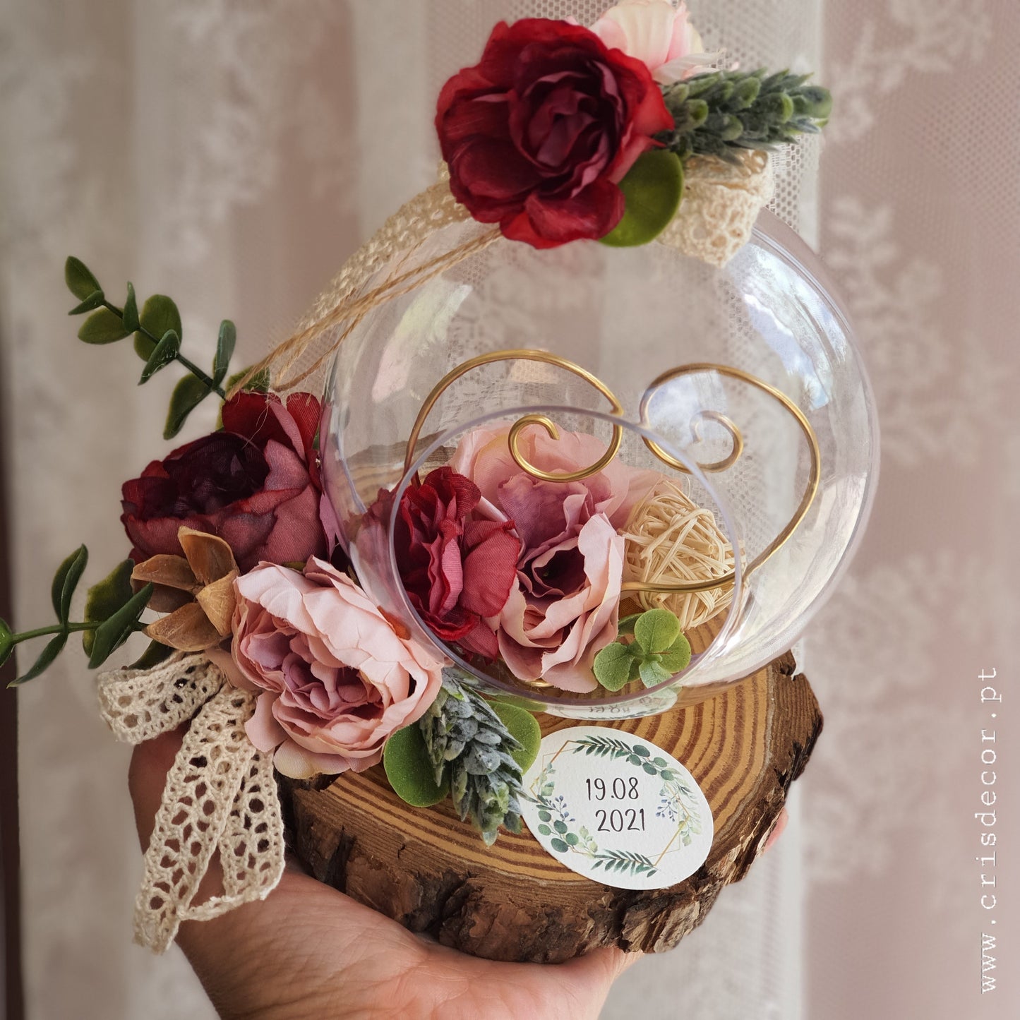 Porte bague boule de cristal dans un coffre en bois