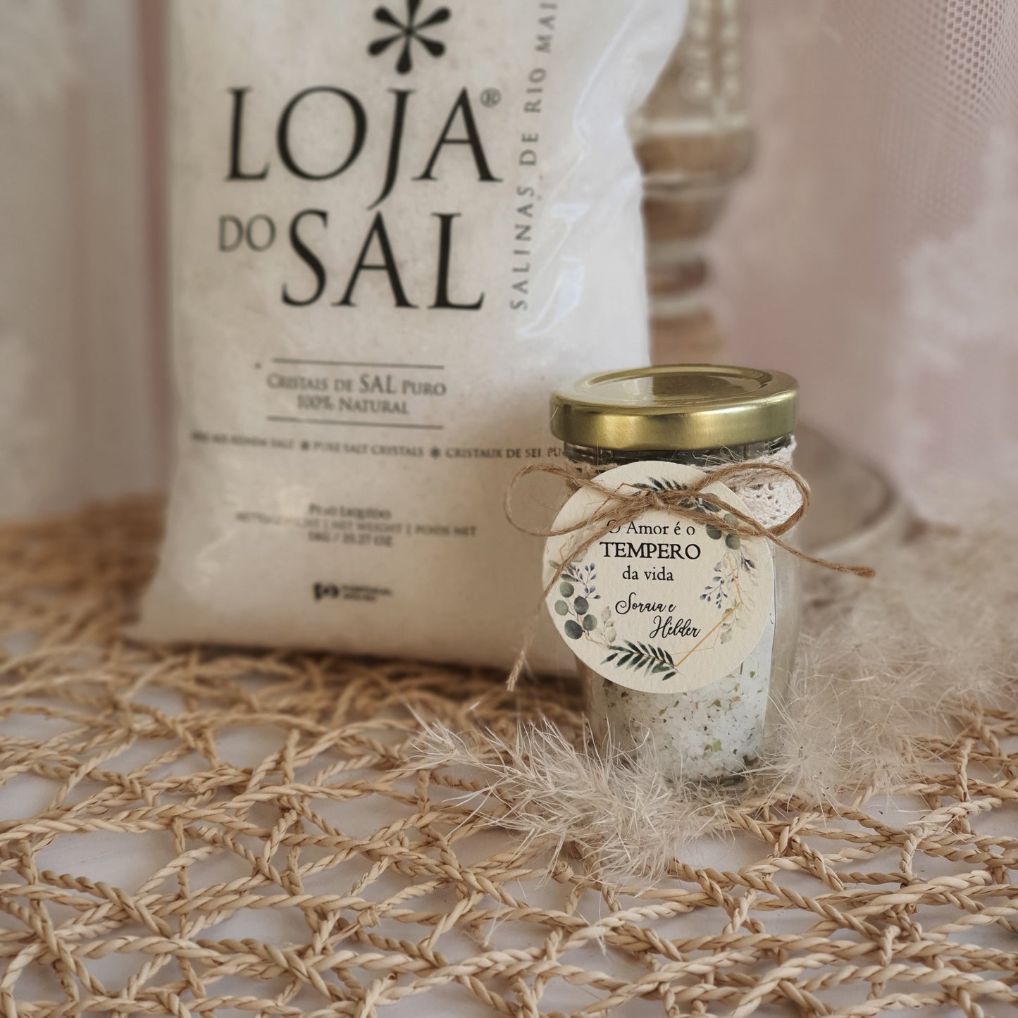 Potinho de cristais de sal puro e oregãos